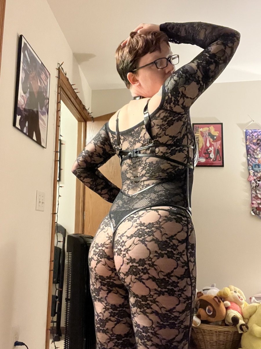 sophtheruler's tweet photo. Hope all the tinies stuck in my thong or my bodysuit tights had a good holiday 🎄

#giantess #sizekink #Sizetwitter #feetworshi̇p #sizetwt https://t.co/olNoDp87U7