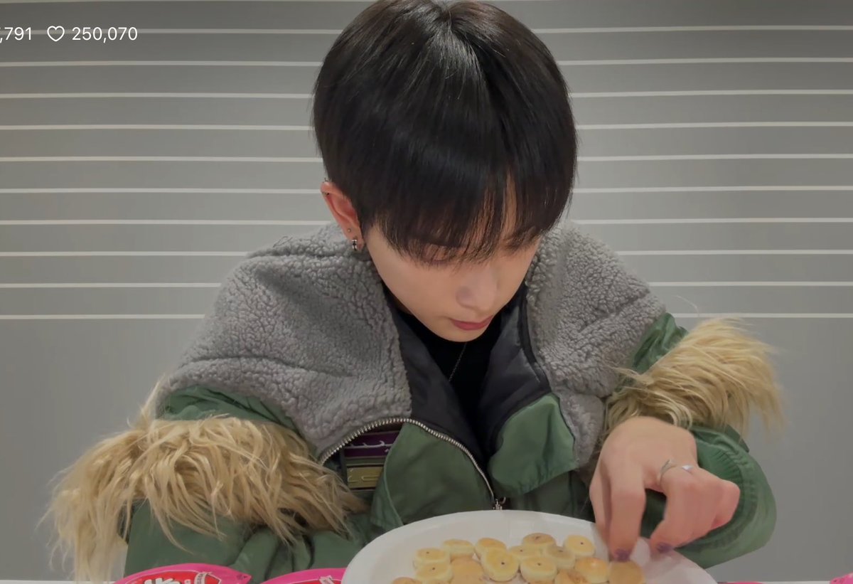 화려한 왕손톱으로 뒤적거리는게 너무웃김