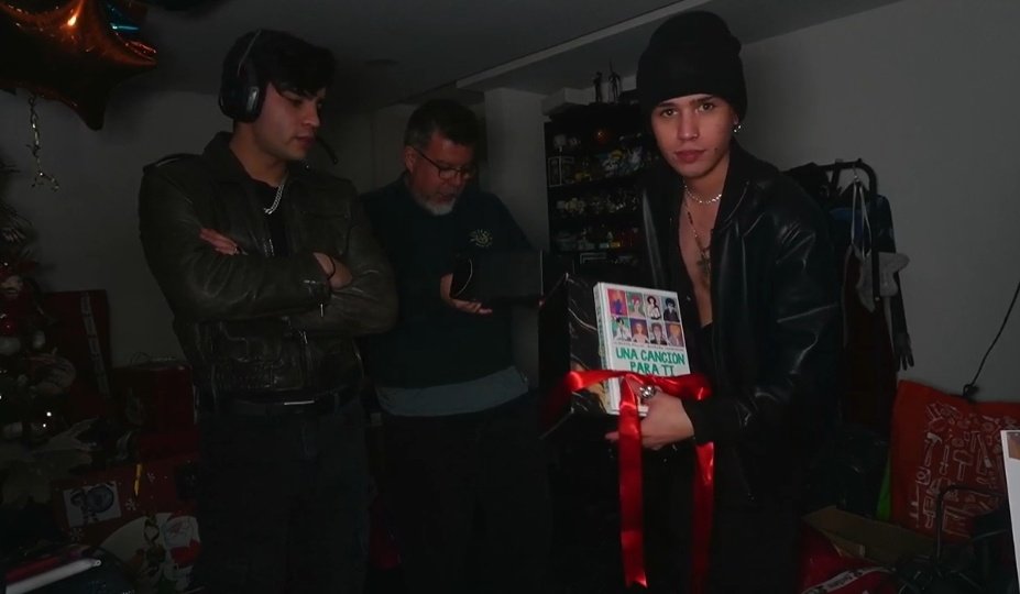 moonjc05's tweet image. El Aaron en berrinche porque no fueron regalos para él JAJAJAJAJA

#AaronMercury #LaCasaDeAaron #AARONATION