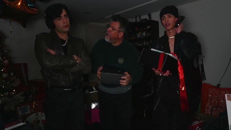 moonjc05's tweet image. El Aaron en berrinche porque no fueron regalos para él JAJAJAJAJA

#AaronMercury #LaCasaDeAaron #AARONATION