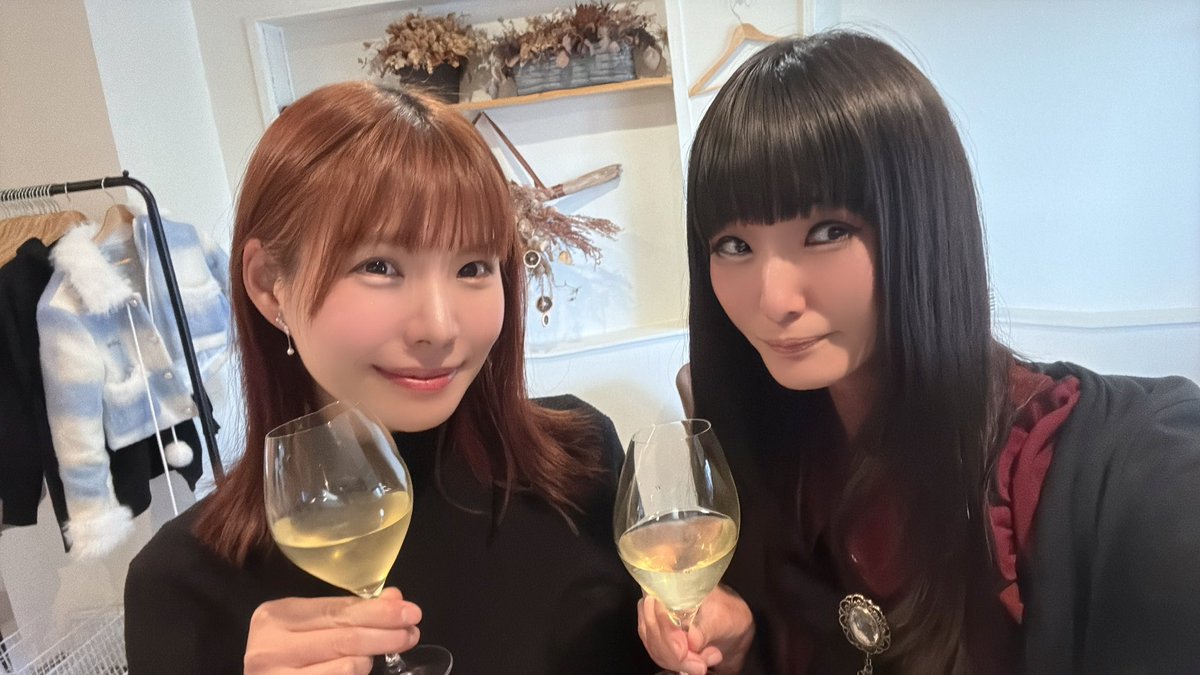 yukanyan81's tweet photo. 2025年の飲み納め🍺

🐱「もう結構来年も週末予定入ってて◯月◯日くらいしか…」
🐼「私のために◯日は空けといて！！月1回くらいはゆかにゃんと飲みたい🥹」
🐱「私もおんなじーーー🥺」

来年もよろしくお願いします🍺💖🍻

(帰り道、ウチら大した話何もしてないよね🤣ってなったヤツらw) https://t.co/HXH3iTwYpL