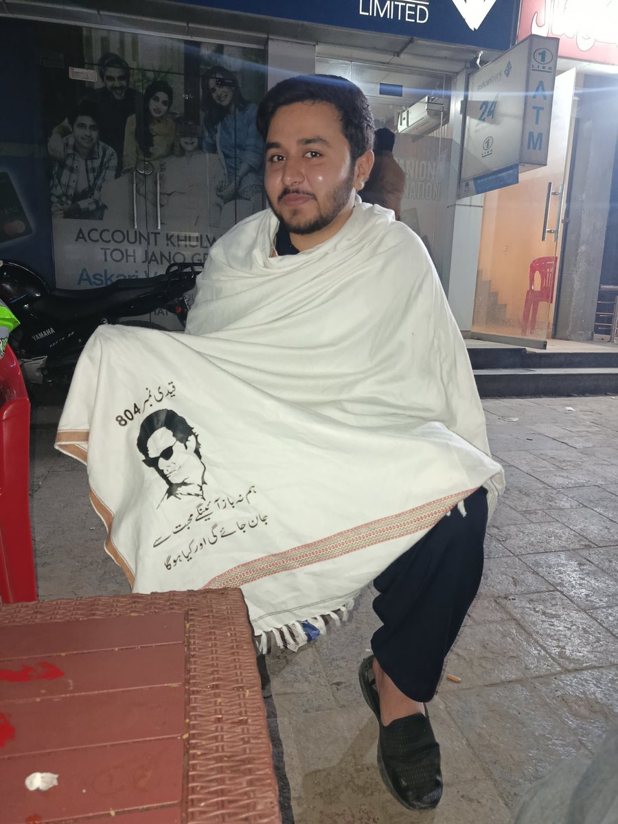 ayeshabhutta01's tweet image. سترہ سالہ نوجوان سعد ڈوگر کو کل رات گرفتار کرکے ٹبی سٹی تھانے منتقل کیا گیا ہے۔
سعد کا جرم؟
وزیرِ اعکی خیبرپختونخوا سہیل آفریدی کا اندرون لاہور میں استقبال کرنا۔
تین سال میں ظلم و تشدد سے ان نوجوانوں کے حوصلے پست نہیں ہوئے تو آج بھی یہ غیر قانونی گرفتاری جذبے کم نا کر پائے گی۔