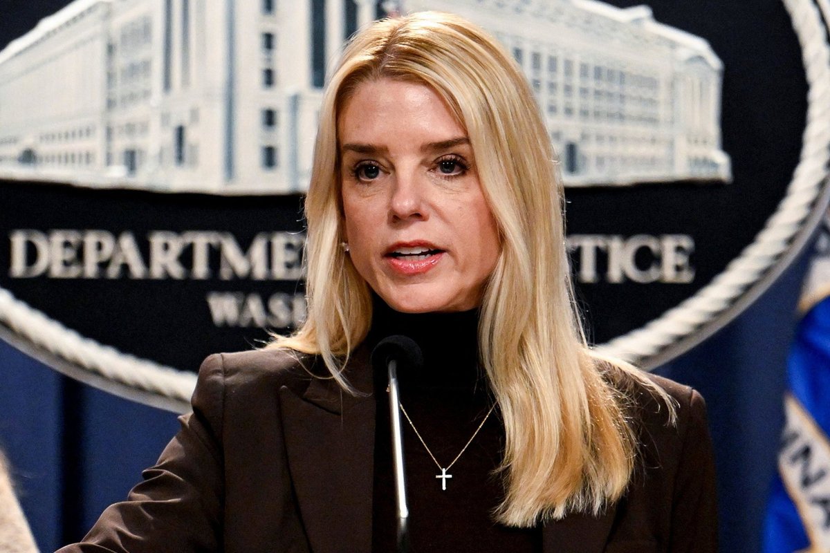 Chicago1Ray's tweet photo. if I told you after Pam Bondi was sworn in, that she would have more interviews on Fox News, than arrests made, I would've been laughed off this platform

But, that's exactly what's been happening

She's just not getting the job done, it's been (325) days, it's time for a new AG https://t.co/6FbyJooxdj