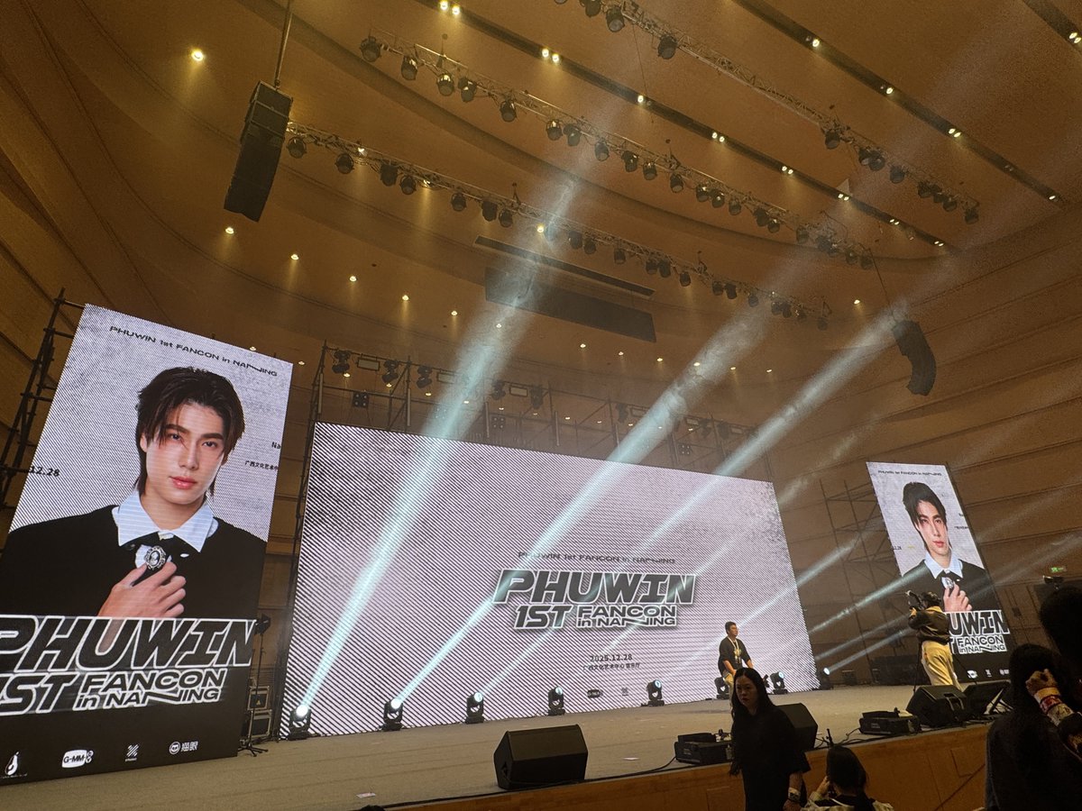maynymore's tweet image. ฮอลล์อลังการมากกกก
 
PHUWIN 1ST FANCON NANNING

#PhuwinFanconinNanning