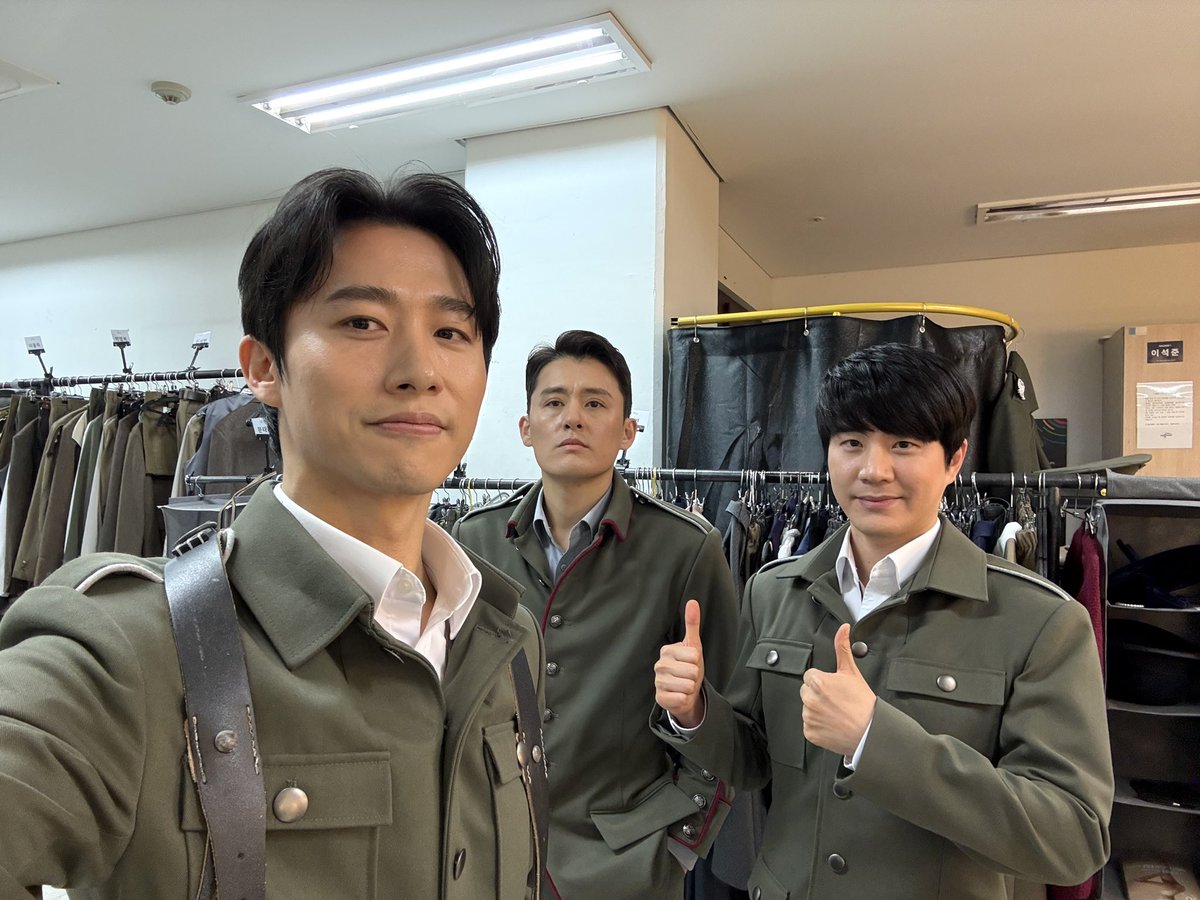 [#최재웅 #문태유 #신성민]
연극 <벙커 트릴로지> 공연장에서 만난 굿맨즈 📸 

공연 시작 전 긴급 공지 🚨 
오늘 ‘굿맨즈’의 시너지가 폭발할 예정이오니, 다들 심쿵 주의 하시길 바랍니다! 🫡🫶🏻