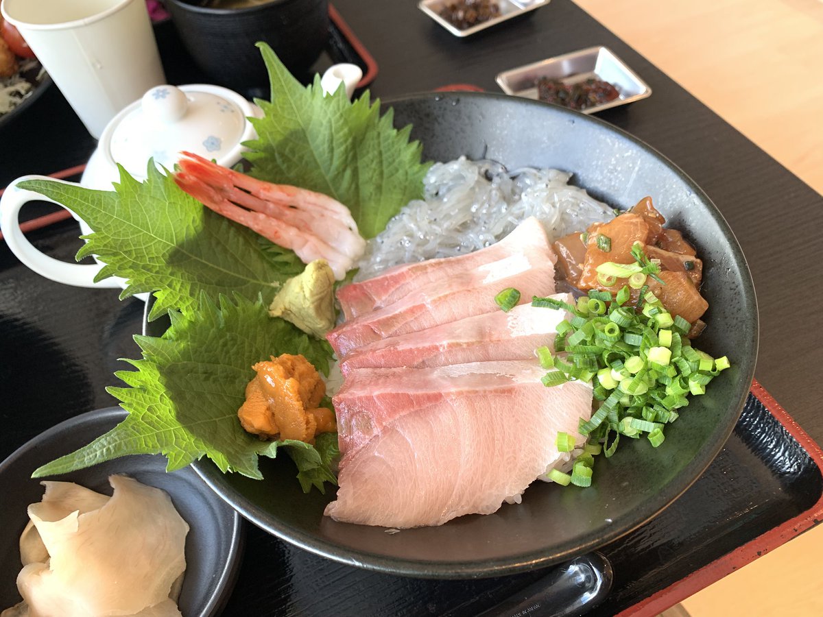 kimakuma_'s tweet photo. 今週は！
MAX26のアジ！
思ったよりも釣れてはいないんだけどね…
数は釣れたけど

あとは、道の駅たのうら
生しらす海鮮丼
¥2,500と高いものの、ブリが美味かった https://t.co/MnKUL4HgNJ