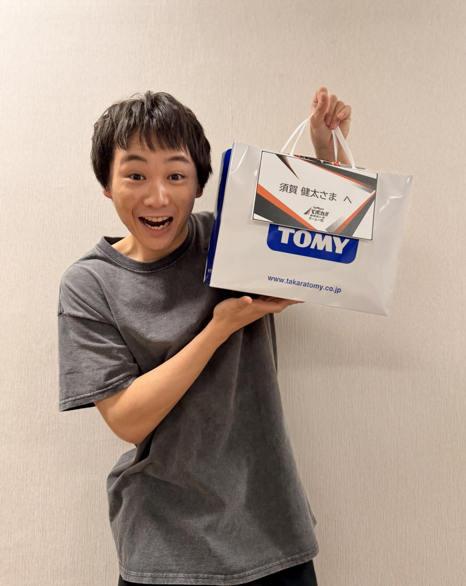 suga_kenta1019's tweet photo. なんと、タカラトミーさんの #バボカ 担当の方が #舞台1995117546 を観に来てくださいました！！🏐
「差し入れに…」と、この世で1番嬉しい差し入れを頂きました。笑
この名前入りプレートも最高っ！😳
すぐに楽屋でキャストみんなでパック開封しました！😳
バボがとうございました！！ https://t.co/j46EIGuLVJ