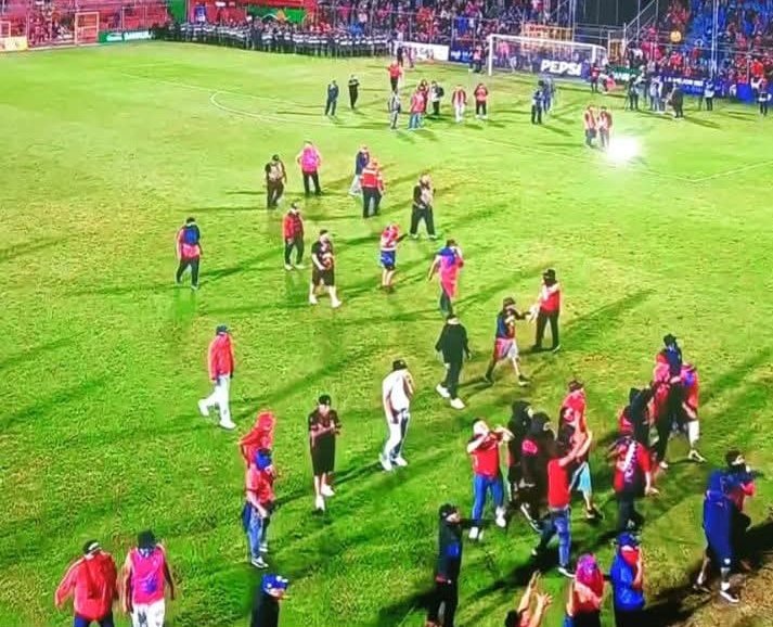 Será que pueden desalojar el patio de Santis? Necesitan levantar la copa.