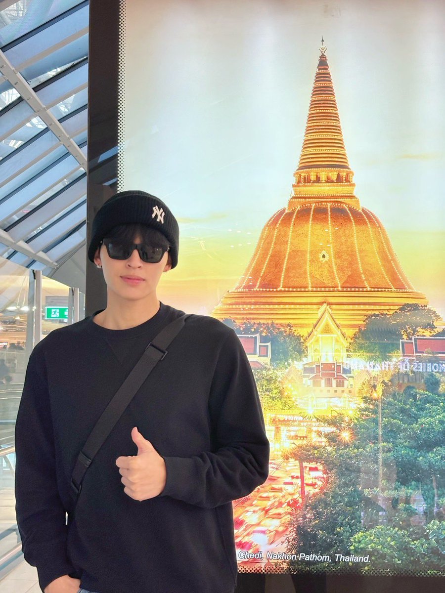 GMMTV's tweet image. 有谁在等我要送的特别礼物吗？ 🎄🎁 🎉 

我准备好要去见大家啦 ！

มีใครรอของขวัญสุดพิเศษจากผมอยู่รึเปล่าครับ 🎄🎁 🎉 

ผมพร้อมไปเจอทุกคนแล้วนะครับ 

#PondFanconinNanning  
#GMMTV