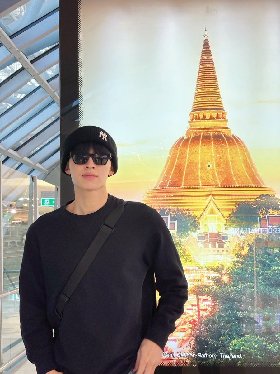 GMMTV's tweet image. 有谁在等我要送的特别礼物吗？ 🎄🎁 🎉 

我准备好要去见大家啦 ！

มีใครรอของขวัญสุดพิเศษจากผมอยู่รึเปล่าครับ 🎄🎁 🎉 

ผมพร้อมไปเจอทุกคนแล้วนะครับ 

#PondFanconinNanning  
#GMMTV