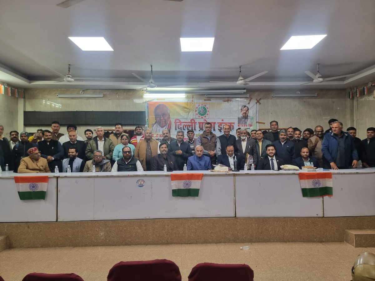 ManjeetIMOPS's tweet photo. #21नवंबर से लागू #4 नए वेजेस कोड पर दिल्ली इंटक द्वारा आयोजित सेमिनार में बतौर मुख्य वक्ता अपने विचार रखने कल #URMU भवन पहुंचा। कार्यक्रम में #NFIR के कार्यकारी अध्यक्ष श्री बीसी शर्मा जी, #IRCTCWF के महामंत्री सोमनाथ मलिक जी, दिल्ली इंटक अध्यक्ष जिले सिंह जी, ऑर्डनेंस यूनियन दिल्ली के महासचिव श्री पूनिया जी, ऋषिपाल जी, #NDMC यूनियन नेता गंगाराम जी, भारत सरकार के श्रम सलाहकार एवं पूर्व चीफ लेबर कमिश्नर श्री ओंकार नाथ शर्मा जी एवं राष्ट्रीय मानवाधिकार आयोग के सहायक रजिस्ट्रार साहब आदि इस सेमिनार में उपस्थित रहे। नई लेबर कानून के तहत उपलब्धियां और समस्याओं दोनों पर जानकारी के साथ-साथ गंभीर चर्चा की गई। #OPS के मुद्दे पर एक बार फिर हमने #NHRC के इंटरवेंशन पर भी बात रखी। #manjeetsinghpatel