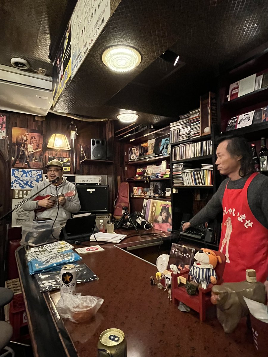 azituke's tweet image. わたしたちのウクレレ の先生、とんちピクルスさんのライブに庄内まで行って来ました！　
初めての駅、初めてのお店「三軒め酒場　ニューカレドニア」

「遠くでひばりもないている」からアンコールの「ゲットワイルド」まで、笑ったり、しっとり聴き入ったり、まあほぼ笑ってましたが楽しかったー！