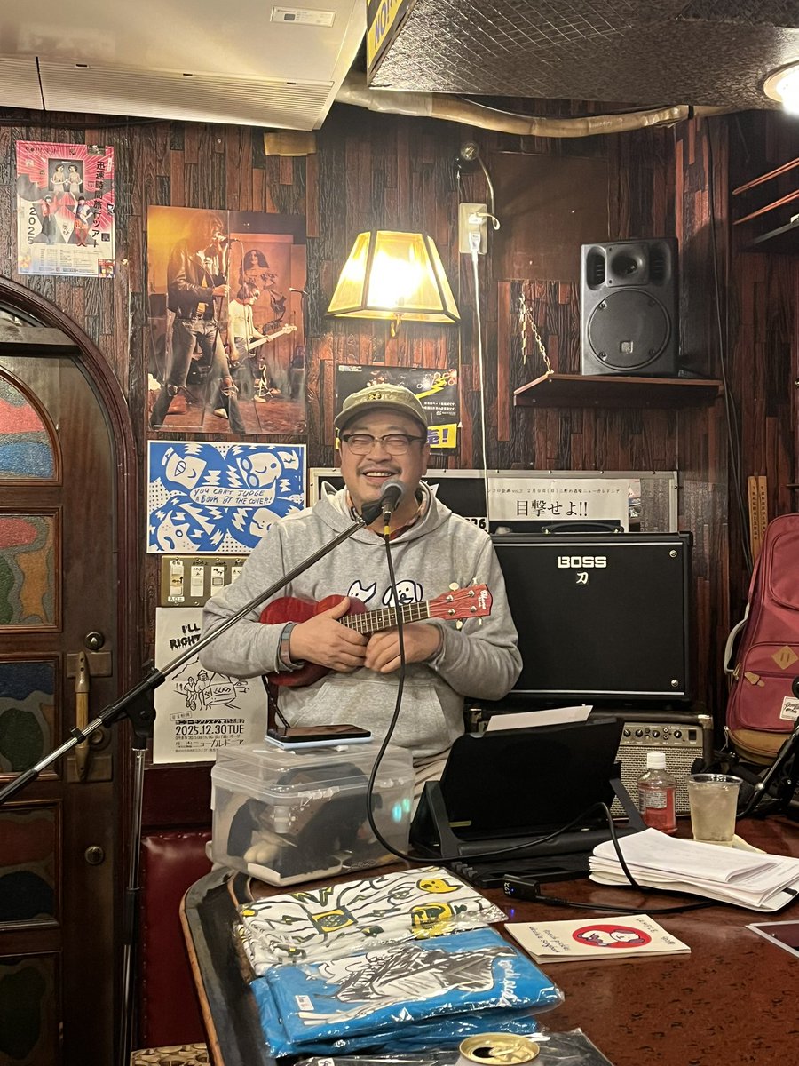azituke's tweet image. わたしたちのウクレレ の先生、とんちピクルスさんのライブに庄内まで行って来ました！　
初めての駅、初めてのお店「三軒め酒場　ニューカレドニア」

「遠くでひばりもないている」からアンコールの「ゲットワイルド」まで、笑ったり、しっとり聴き入ったり、まあほぼ笑ってましたが楽しかったー！