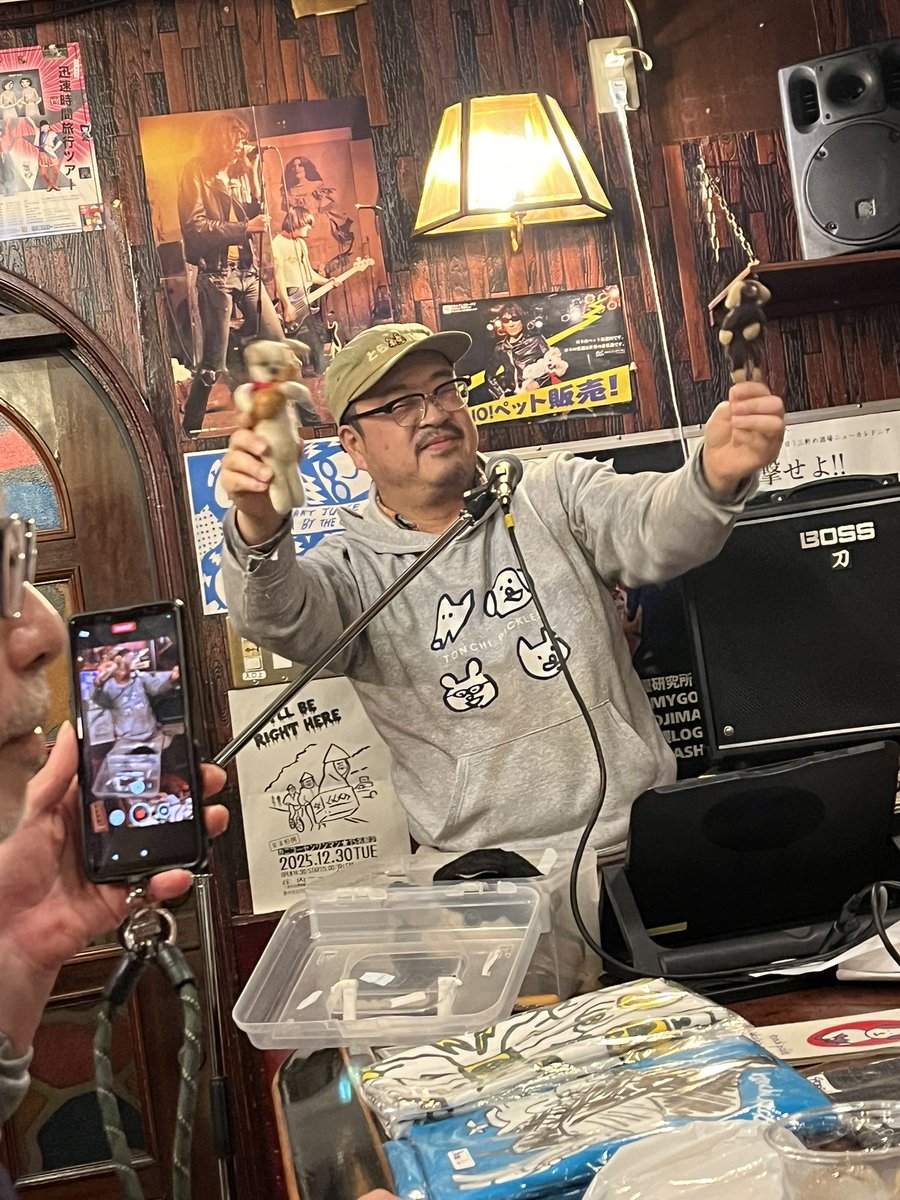 azituke's tweet image. わたしたちのウクレレ の先生、とんちピクルスさんのライブに庄内まで行って来ました！　
初めての駅、初めてのお店「三軒め酒場　ニューカレドニア」

「遠くでひばりもないている」からアンコールの「ゲットワイルド」まで、笑ったり、しっとり聴き入ったり、まあほぼ笑ってましたが楽しかったー！