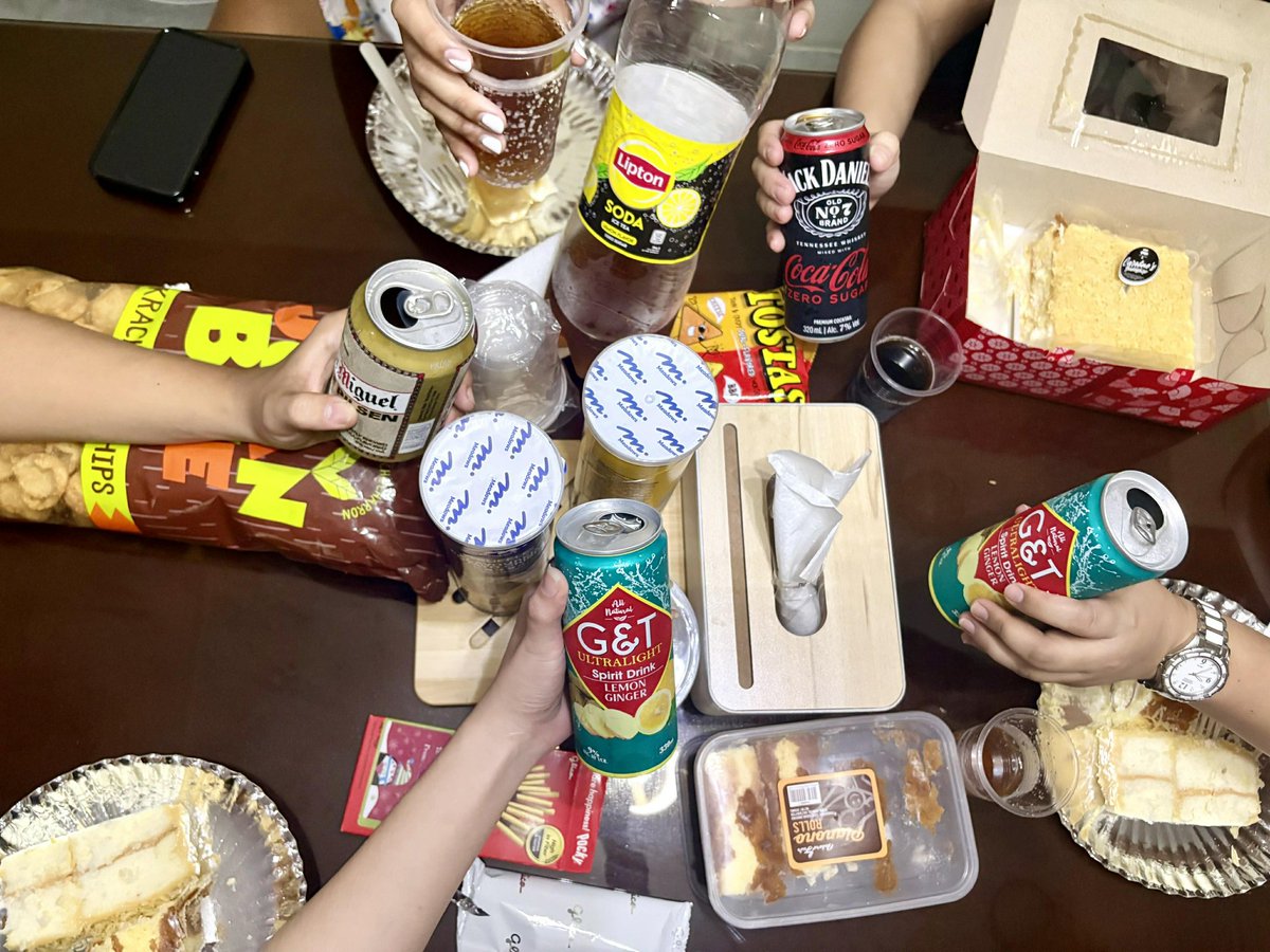 Happy hour... past our bedtime. 👩‍🦳😂