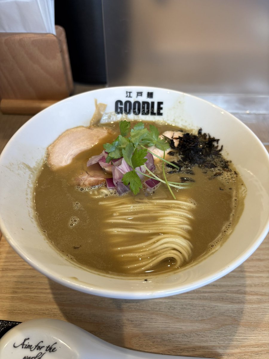Gg5LEPRfgipYDR0's tweet photo. 江戸麺GOODLE @ 高田馬場
濃厚煮干ラーメン（限定）
濃度★★ https://t.co/wZV2qSGR49