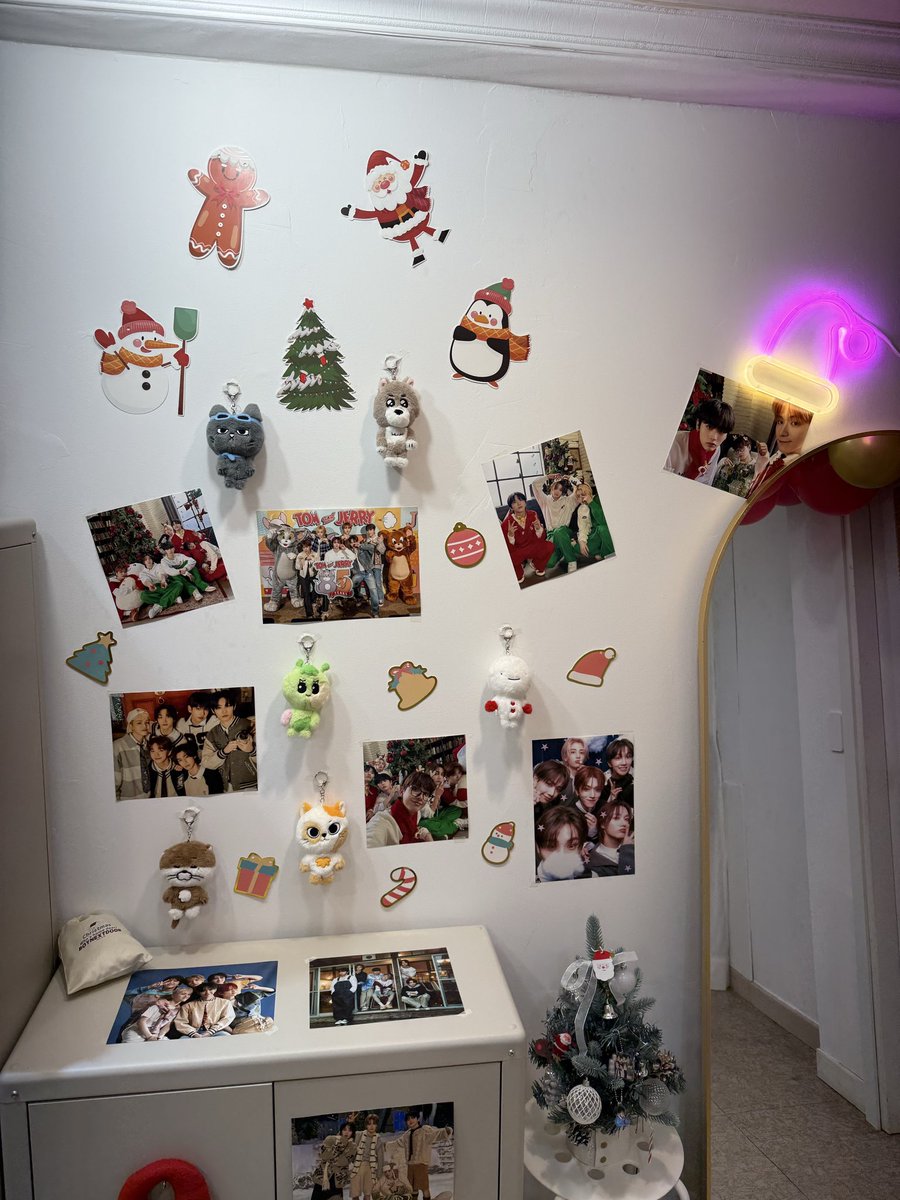 퇴근하자마자 호다닥 달려왔는데 주최님께서도 반갑게 맞이해주시고 카페 사장님께도 반갑게 맞이해주셔서 즐거운 시간 보내다 갑니다~  매번 올때마다 이쁘게 꾸며져있고 너무 잘해주셔서 애정이 가는 카페에요 늘 감사합니다 예쁜 카페 주최해주셔서 감사합니다
 #똑똑_크리스마스는_보넥도랑