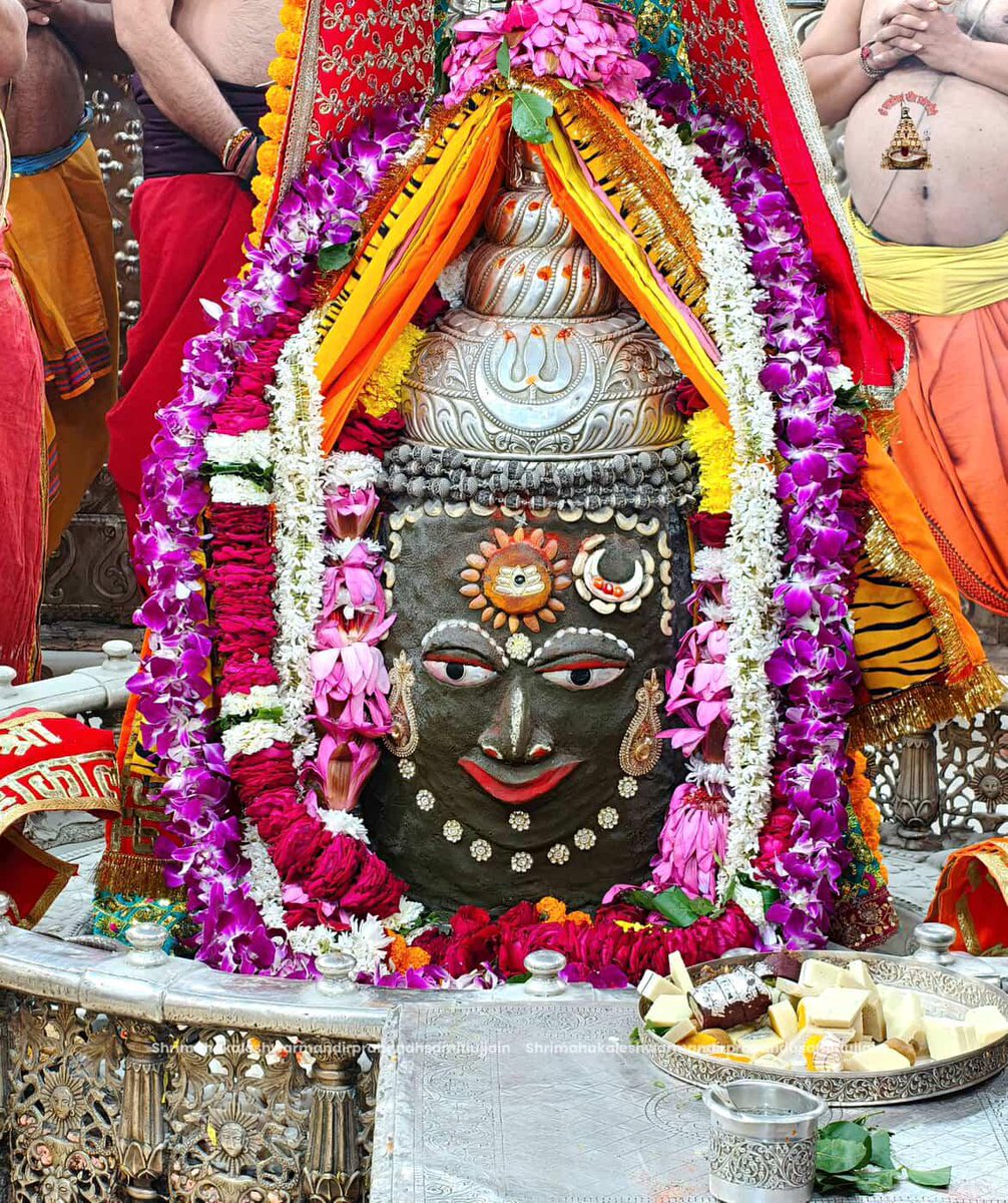 T_100_Mahakal's tweet photo. सुबह सुबह कीजिए बाबा महाकाल के भस्म आरती श्रृंगार दर्शन 🙏🙏🚩
#जय_महाकाल 🚩🙏
#सुप्रभात 😊 https://t.co/7HxgxzoYa0