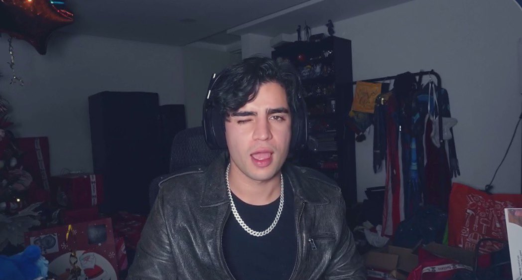 mercurydreaams's tweet image. Él terminando stream en Kick tirando factos , dejando callados a los haters , haciéndonos reír y dándonos mucho amor 💗

#AaronMercury  #AARONATION