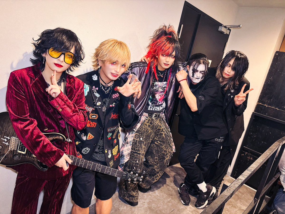 KuRo_RIR's tweet photo. 「REDZONE」

半年前から準備して挑んだ
ソロ初のロック編成ワンマンライブ

"Rides In ReVellionの黎"を守りながら
"これからの黎"という像を創り上げていく大切な第一歩

詰めきれていなかった部分もあって悔しい気持ちはあるけど
まだまだ成長できる証なので
これからも歌い続けます
ありがとう！ https://t.co/j6htf4kzys