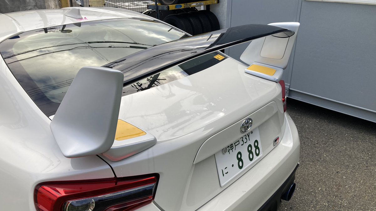 ZN6に付いてた純正リアスポ、しっかりウィングとして機能しそうですが