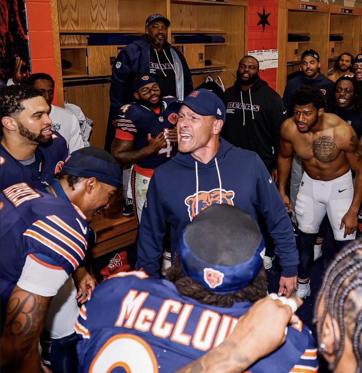 MySportsUpdate's tweet image. The #Bears, who started the season 0–2, have won the NFC North for the first time since 2018.

After being in last place for 3 straight years, the Bears have captured the North.