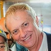 Descubren que kast es calvo y usa peluca