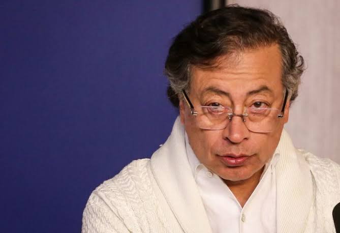 santiuribedel10's tweet image. Emergencia económica, constituyente y cambio de la cúpula militar en tan solo una semana.

El dictador se quitó la mascara.