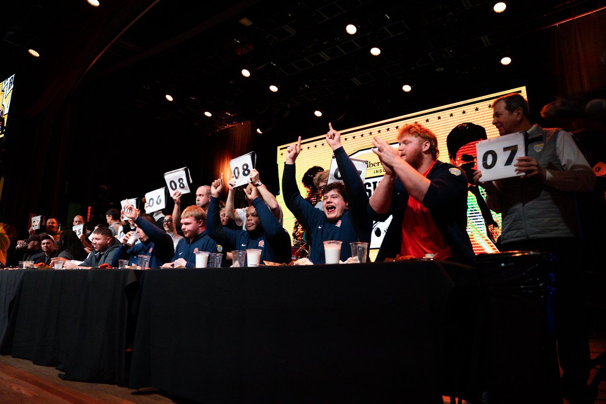 MusicCityBowl's tweet photo. starting off bowl weekend with a category 10/10 welcome party 🤭
#category10 #welcomeparty #illinois #tennessee #bowlweek https://t.co/diOVF4hS2P