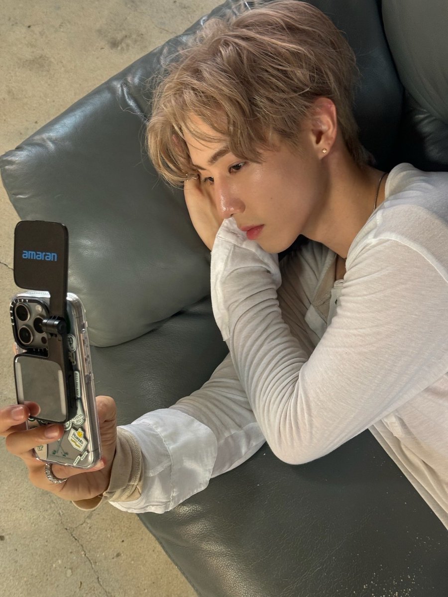 DNAmngmnt's tweet image. Silhouette album jacket shoot behind the scenes ✨ Check out the video if you have yet to! What were your favorite details of the concept?

🔗 youtu.be/3R00in4e_sA?si…

#Silhouette #MarkTuan