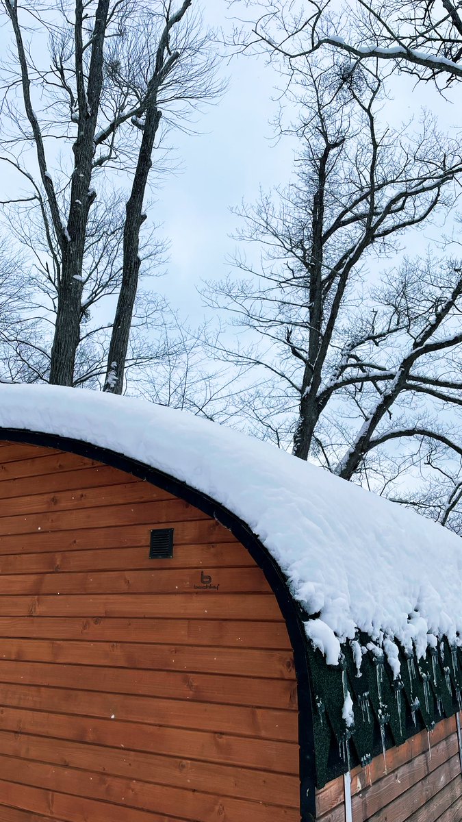 towadasauna's tweet photo. 本格的な冬が始まりました！
ふわふわの雪がいっぱいです☃️

12/28 曇り時々雪
気温:1℃/水温:4℃/風速2m/s https://t.co/2GlrVeXGpa