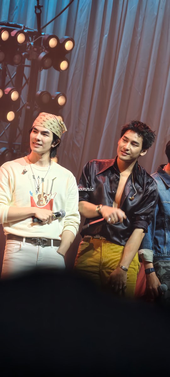 hannie9294's tweet image. My happiness look like this … 💚💛
Thanks for 2025 
See u in 2026 

#มายอาโป #MileApo   @milephakphum 💚  @Nnattawin1  #MilePhakphum 💛 #ApoNattawin 
 #BeOnCloudXmasNewYear2026