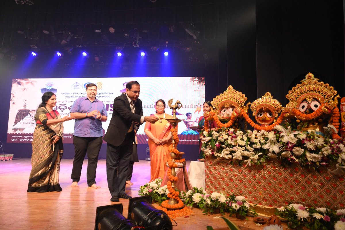 gkcmorc's tweet image. Day-2
With lights, music, and movement in harmony, the evening session presents Odissi in its most evocative and immersive form.

Evening Session | IODF 2025

#IODF2025 #Odissi #EveningSession
#RabindraMandap #IndianClassicalDance