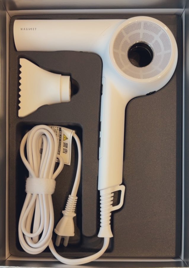 ７、８年前に買ったドライヤーの調子が先週からイマイチだな〜と思ってたら、バチバチッと火花🎆が出てビックリ🌪️️😱
美容師さんオススメのドライヤーがすぐに届いたのでひと安心😊
風量アップして気分も爆上がり⤴️

#MAGNETHairProドライヤー
