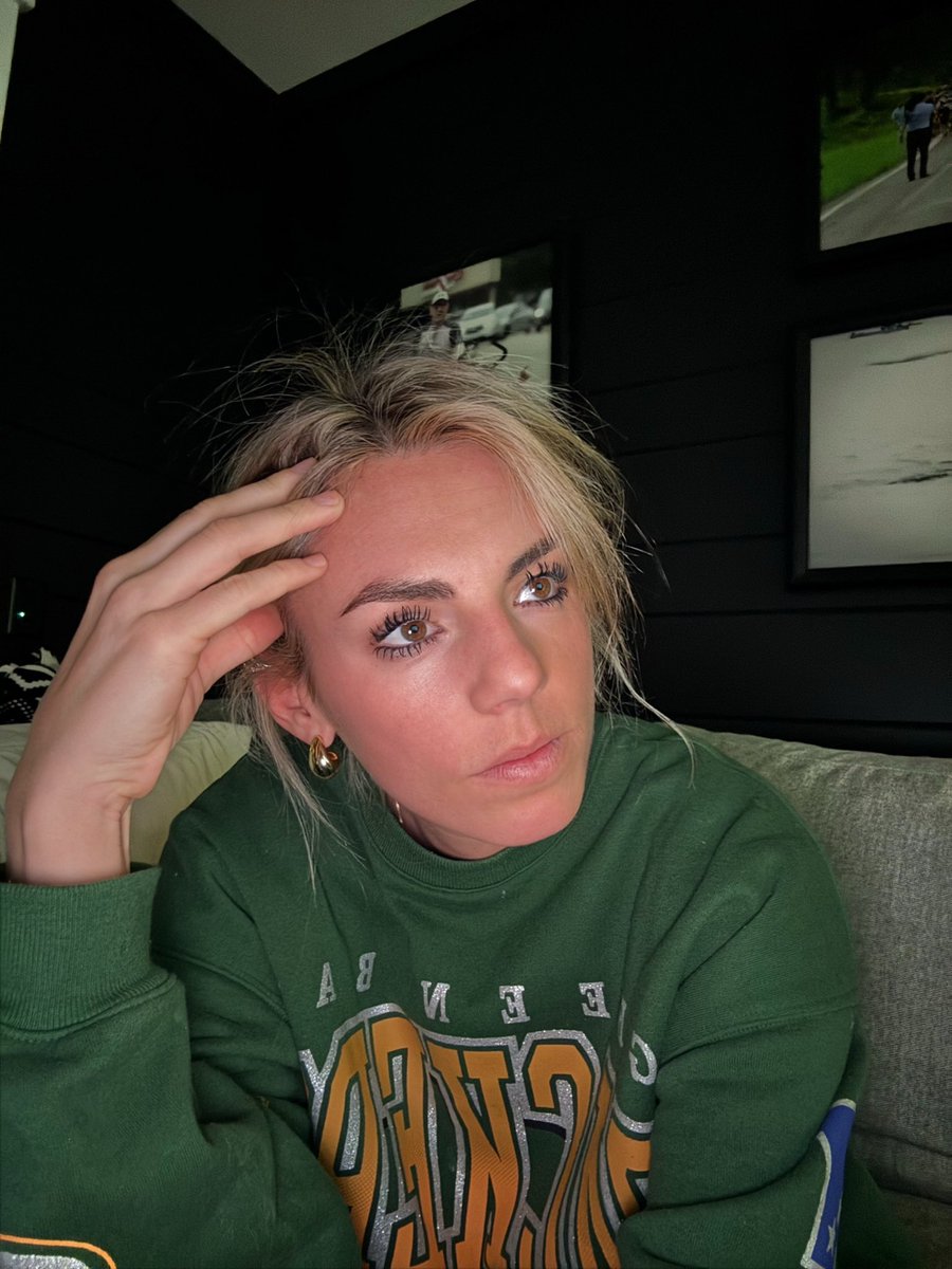 Annie Agar tweet media