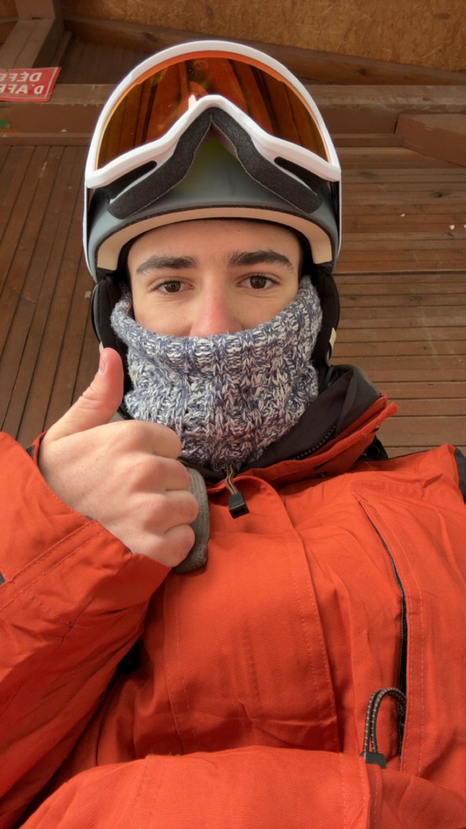 1Chopis's tweet photo. @elonmusk I am kindly asking for $2000 to quit my job and ask the love of my life out on a date. She lives in South Africa and I’m in France. I will make a whole TikTok series on it.  Thank you. 😁🥺 https://t.co/e3hBv8mlTg