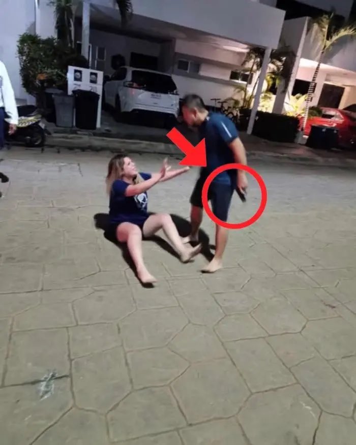 Juez Penal amenaza a mujer con arma de fuego.

Sólo en el gobierno más feminista, encabezado por <a href="/Claudiashein/">Claudia Sheinbaum Pardo</a>.

¿Esa mujer no llegó con usted, presidenta?