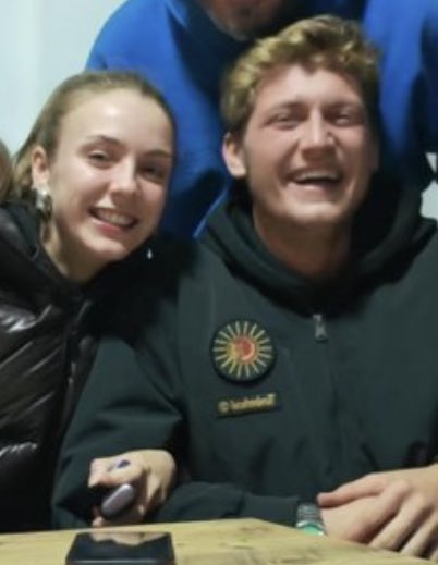 gimaaruzam's tweet photo. Hande ve Erdem aralarındaki ilişki söylentileri yayıldıktan sonra bile bu kadar çok fotoğraf paylaşması ciddi anlamda aşık olduklarını gösteriyor çok güzel görünüyorlar ve birbirlerine çok yakışıyorlar 🫶🏻☹️❤️🥳
#OrEl #İsFad #EsDil #ErZey https://t.co/Gvbv6WslCj
