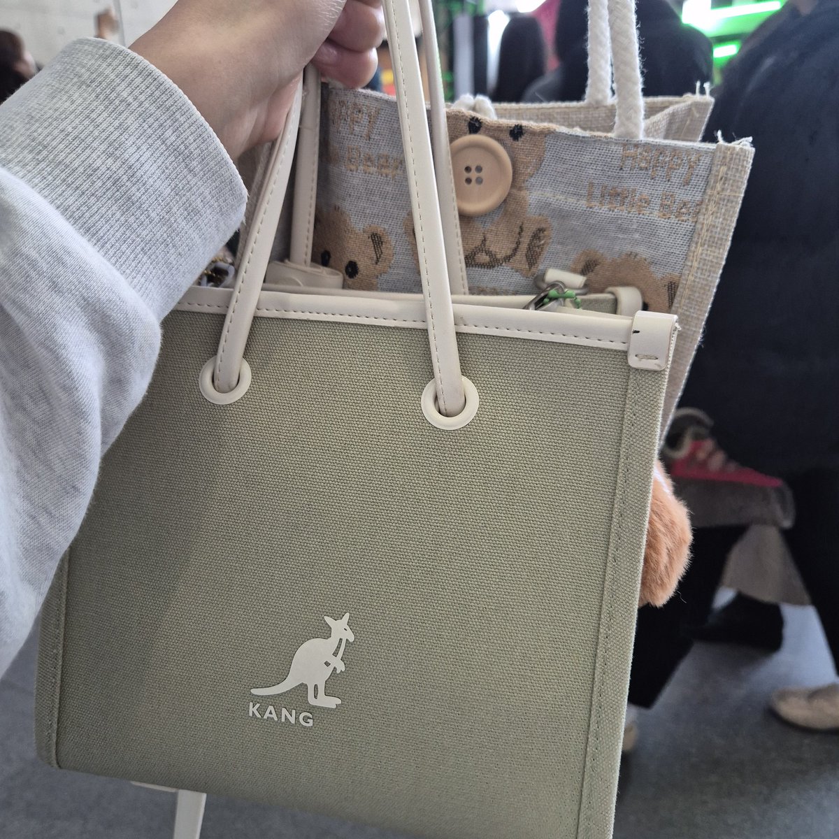 캉골가방들고 양털조끼 입고있어요
레진 찾아가주세요!
옆에 하늘색 남방있은 남자 있어용