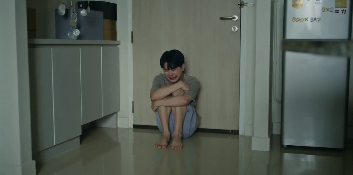 BESIDE THE SKY EP2 — #FoureverYou2EP2
꒰ #tonliewmtp ꒱

แอบเห็นในซีนร้องไห้ของไต้ฝุ่นหลายๆซีน ฝุ่นจะร้องไห้ด้วยท่ากอดเข่าตัวเอง ไม่รู้เป็นสิ่งที่ต้นหลิวตั้งใจดีไซน์ภาษากายนี้ไว้ไหม เลยอยากวิเคราะห์ภาษากายนี้ไว้หน่อย