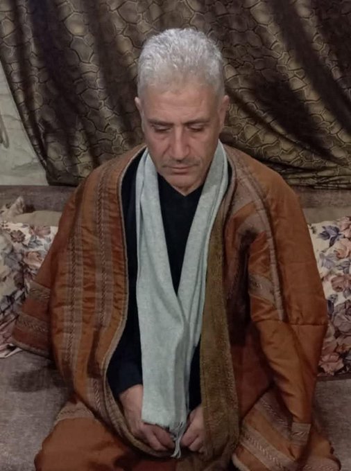 هذا ليس بشيخ
صالح منصور صديق المجرم رجمون
كان ضابط بالجيش السوري الاسدي
كان يجي على حماه لعند رجمون لابس بدلة عسكرية لون اخضر، كان يطلع هو ورجمون على الصيد.
سألوه و تأكدوا.