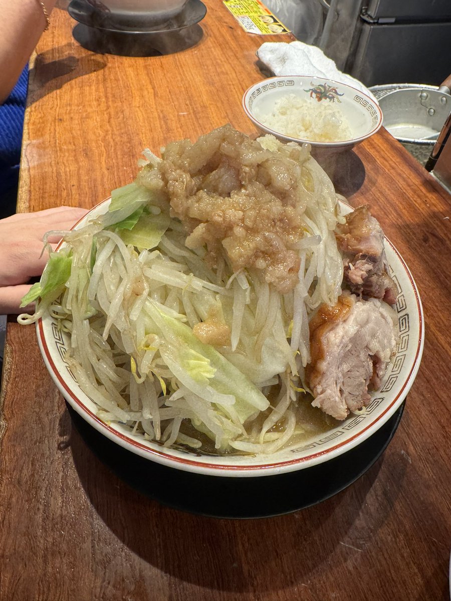 cod_ayamaru's tweet photo. codオフ会&amp;忘年会楽しかった〜！🍺
からのみんなで朝からラーメンw
初めての豚山🐽🍜
量エグいて笑
#豚山 #cod https://t.co/PhzOceFaIv