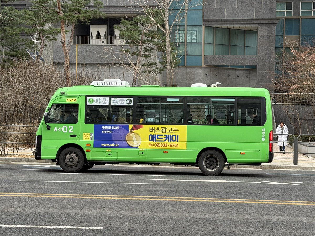 02번 마을버스는 권성준셰프의 비아톨레도를 비롯, 키오에다마메, 나우남영, 남영동양문, 남영탉, 유용욱 바베큐연구소, 술빚는 윤주모의 윤주당을 지나고,  03번 마을버스는 안성재셰프의 모수, 유행왕의 쌤쌤쌤, 이도용산을 지난다.
