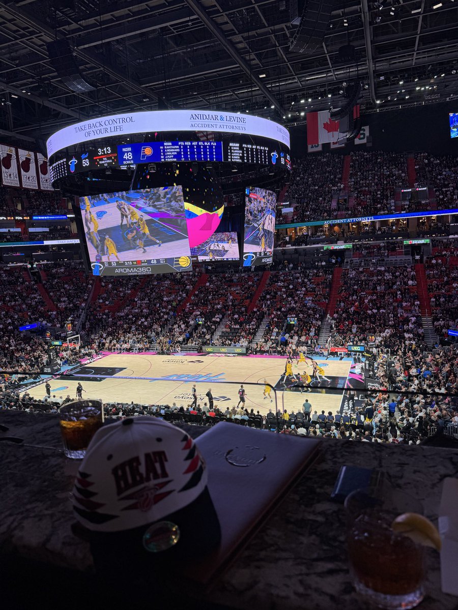 brezscales's tweet image. my family has never really been materialistic but I still wanted to do something nice for christmas this year since I never really have before

We took a jet to Miami, I took them to one of my favorite restaurants and ordered pretty much the whole menu then we went to our suite…