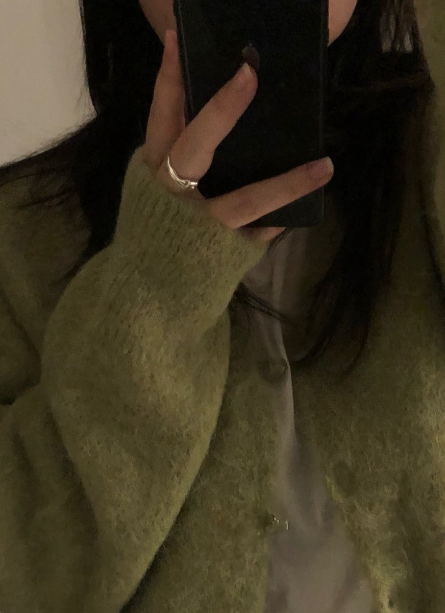 이 반지는 … 생활하는데도 전혀 거슬림 없고 물도 많이 닿았고 보관도 대충해도 변질되는게 없어서 더더욱 추천 ..