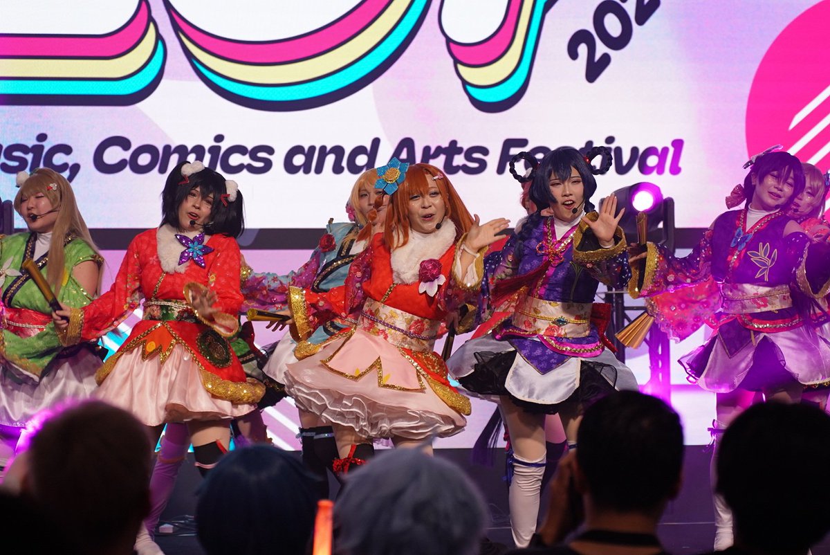 picpacgt's tweet photo. EOY2025, DAY1ステージのおそくほう。40超チーム・個人の中で、ラブライブ関係のチームは３つ。最初は、Dreamscapeで、μ'sのAA. 9人揃ったAA久しぶりに見た。扇子さばきも上手かった。
#TheEOY #TheEOY2025 https://t.co/vbZC8bOwL3