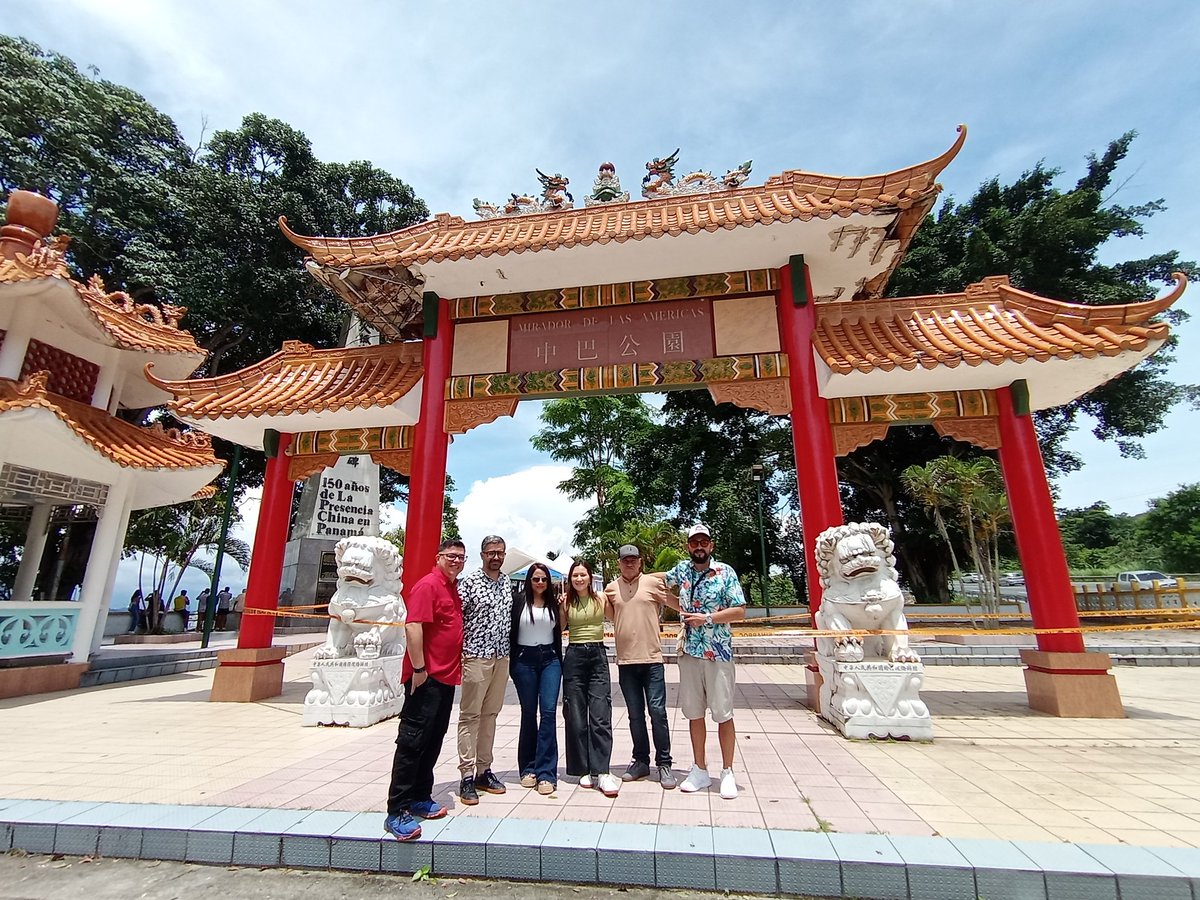 Demolieron el mirador chino, me quedó este recuerdo con los colegas caricaturistas extranjeros. ¿Vendrá el mirador gringo?