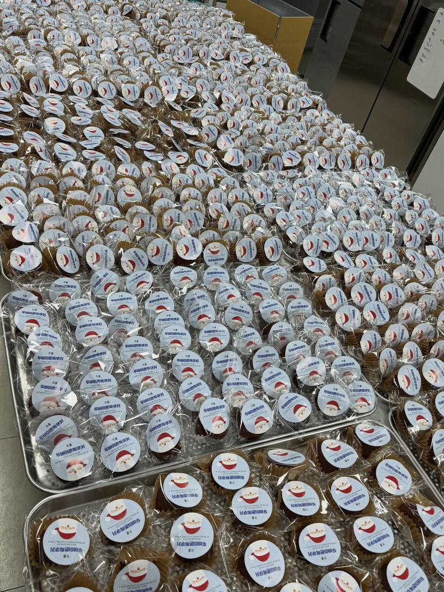 changmin_QQ's tweet image. the boyz prepared over 800pcs of the famous dubai chewy cookies and mochi bread for deobis attending gayo daejejeon pre-recording.

someone looked it up and said the cost came out over 13million won…