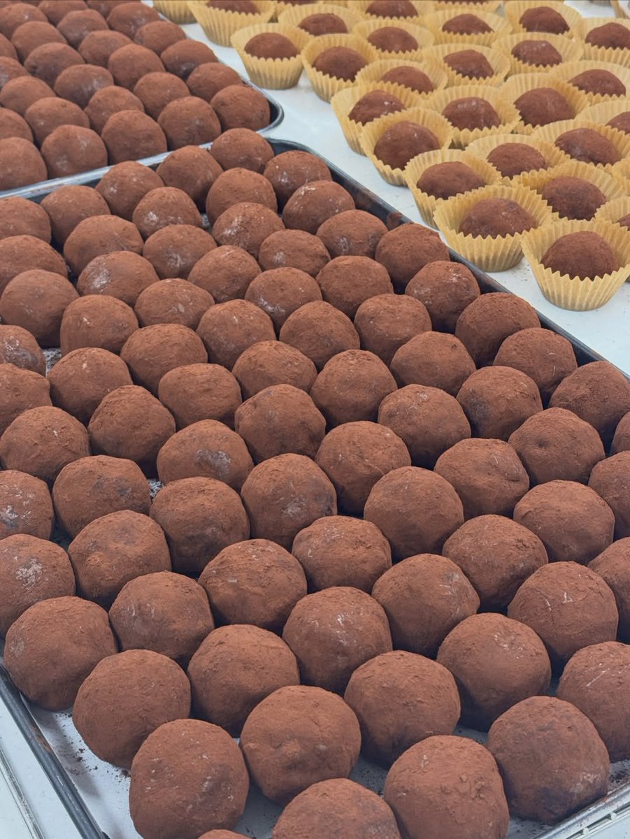 changmin_QQ's tweet image. the boyz prepared over 800pcs of the famous dubai chewy cookies and mochi bread for deobis attending gayo daejejeon pre-recording.

someone looked it up and said the cost came out over 13million won…