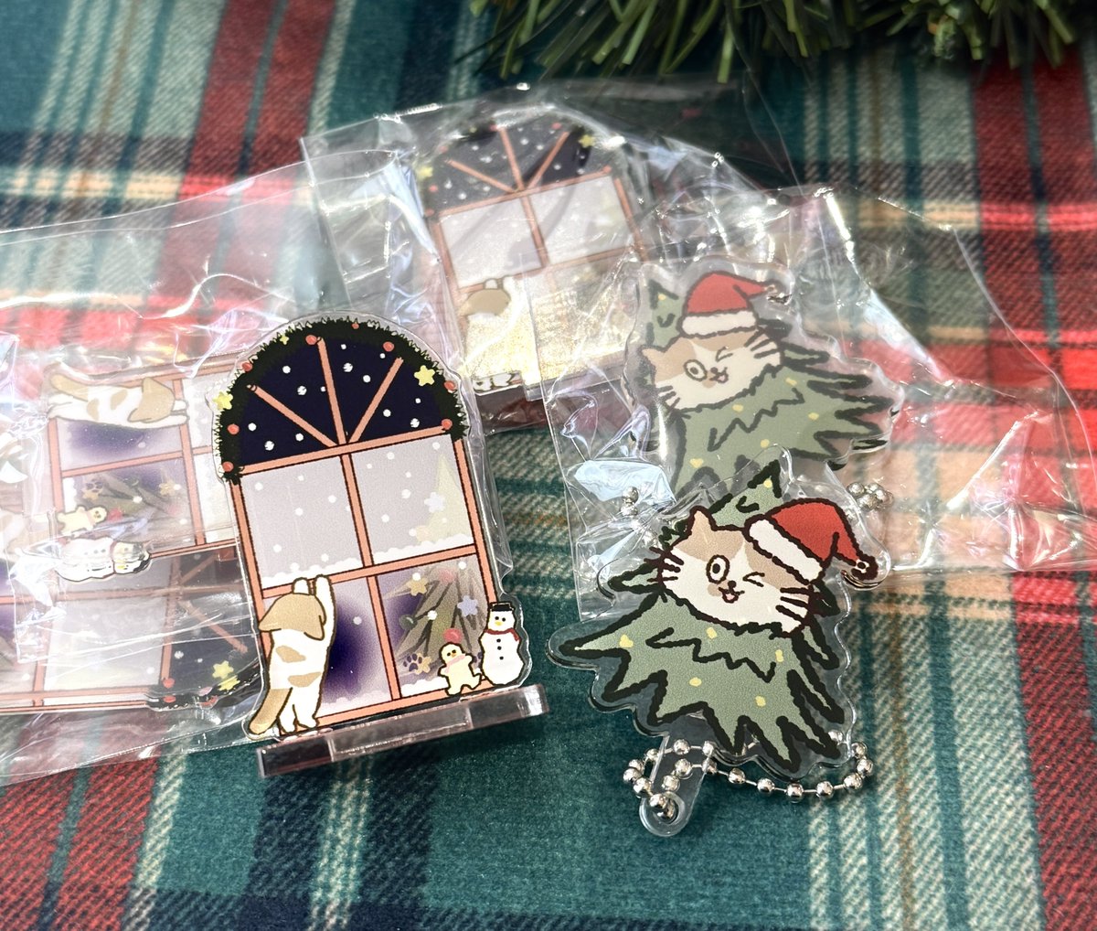 아크릴스탠드 귀여워서 쟁여둘 생각이 잇긴햇는데 4개나 나올줄은 몰랏지;; 눈사람꼬모랑 교환 구합니당,,,